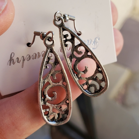 Antiqued silver tone filigree dangle earrings - Picture 3 of 3